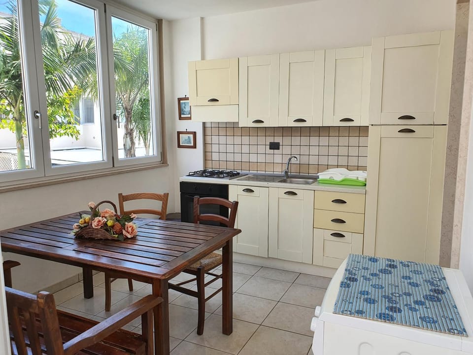 Kitchen or kitchenette, Dining area