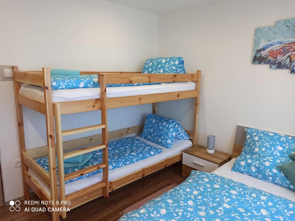 Bedroom, bunk bed