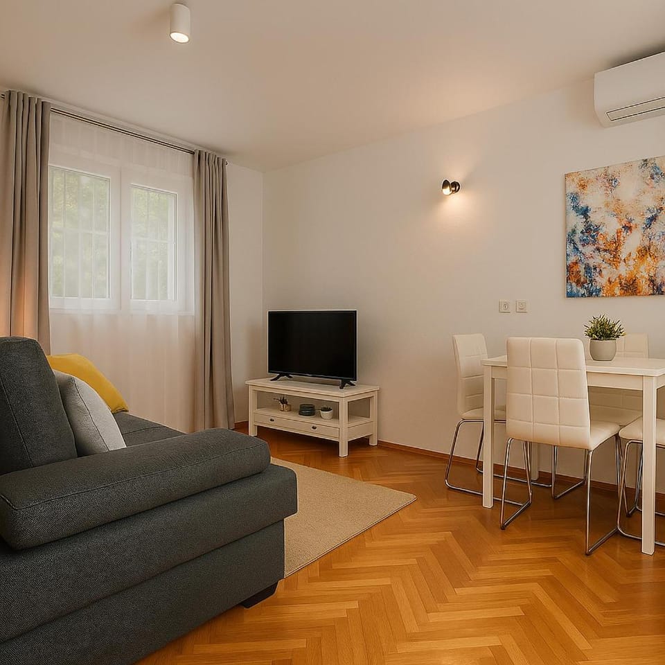 TV and multimedia, Living room, Seating area, Dining area, Evening entertainment, air conditioner