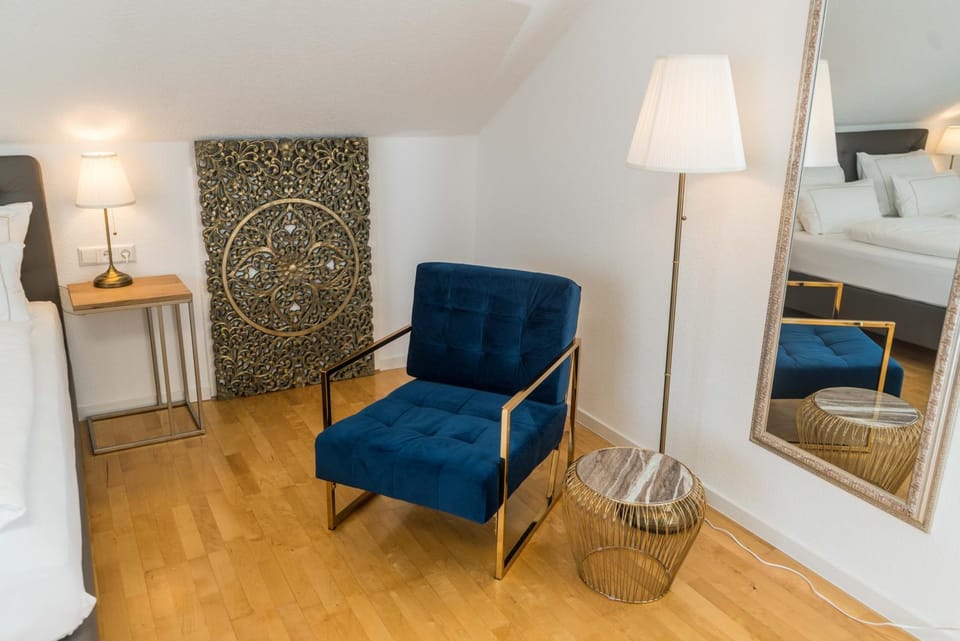 Photo of the whole room, Decorative detail
