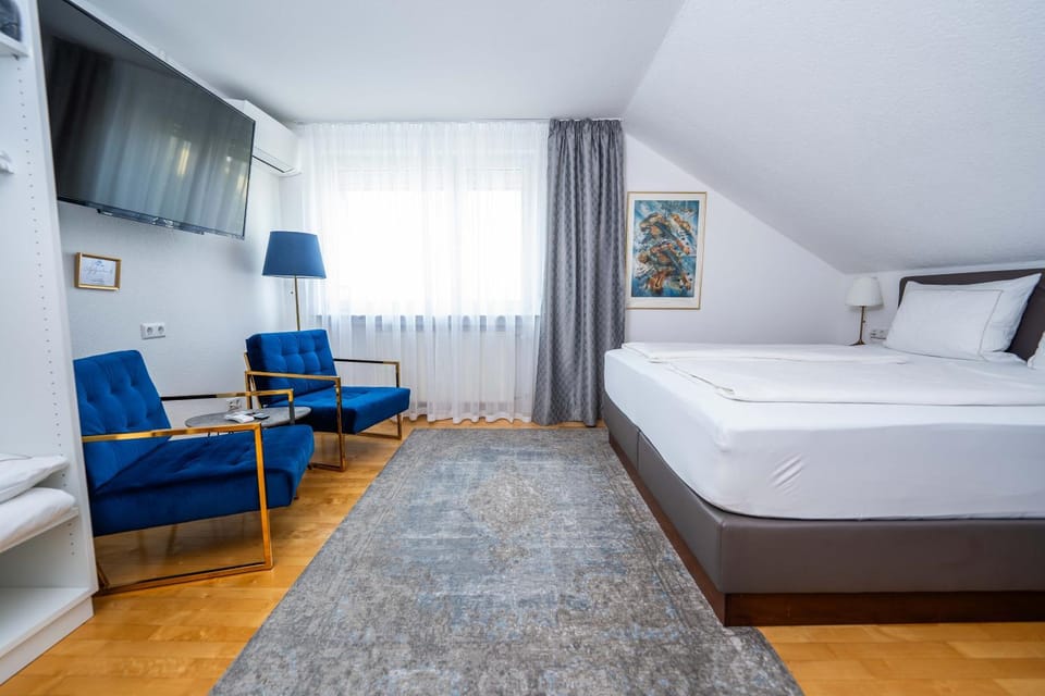 Bed, Seating area, Bedroom