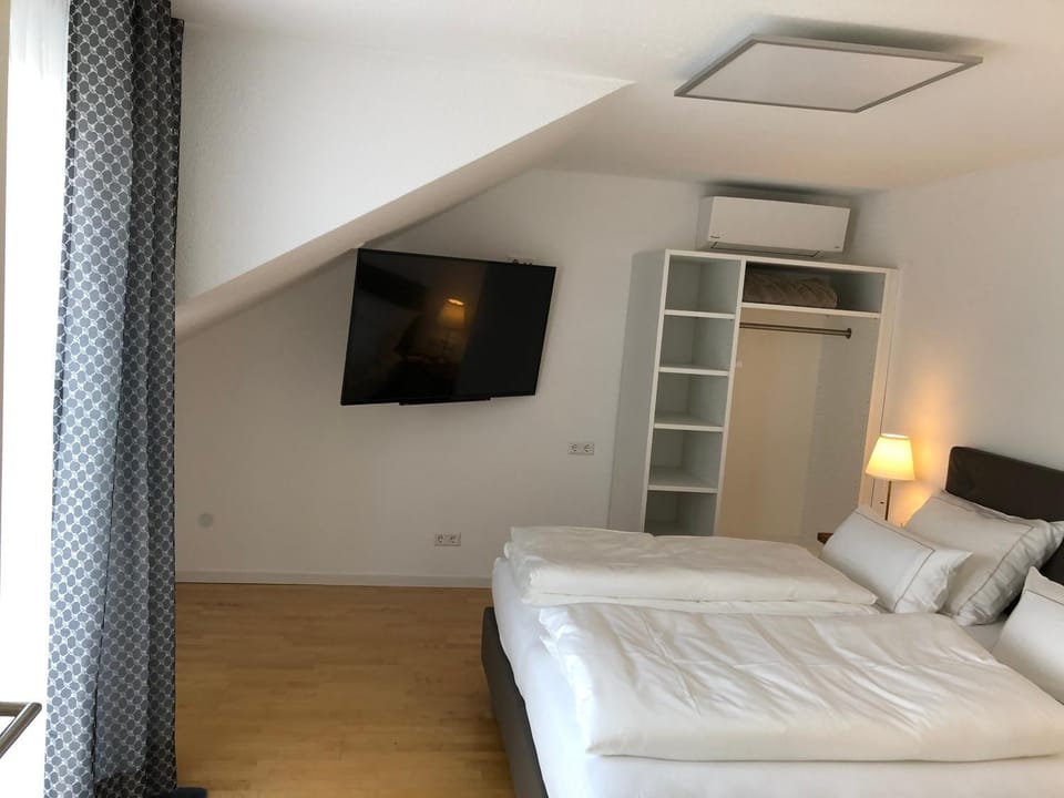 Bed, TV and multimedia, Photo of the whole room
