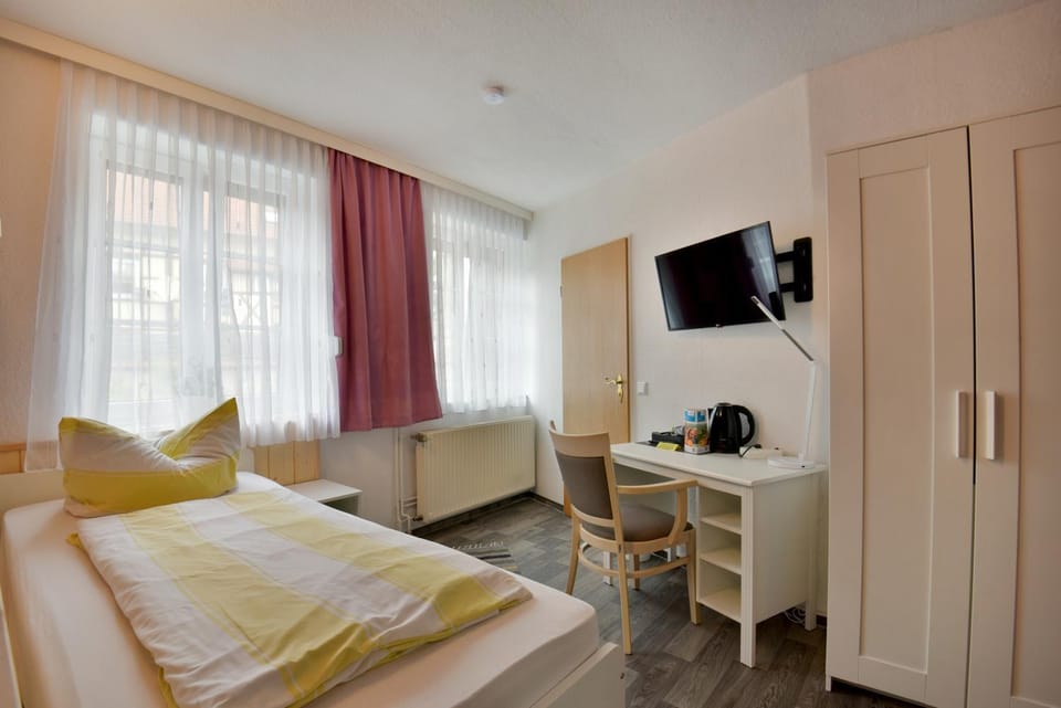 Bed, TV and multimedia, Photo of the whole room, air conditioner