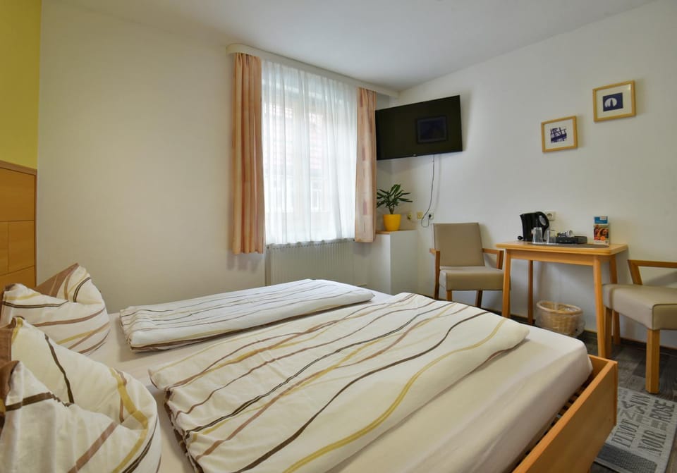 Bed, TV and multimedia, Photo of the whole room, air conditioner