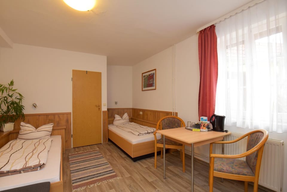 Bed, TV and multimedia, Photo of the whole room, air conditioner