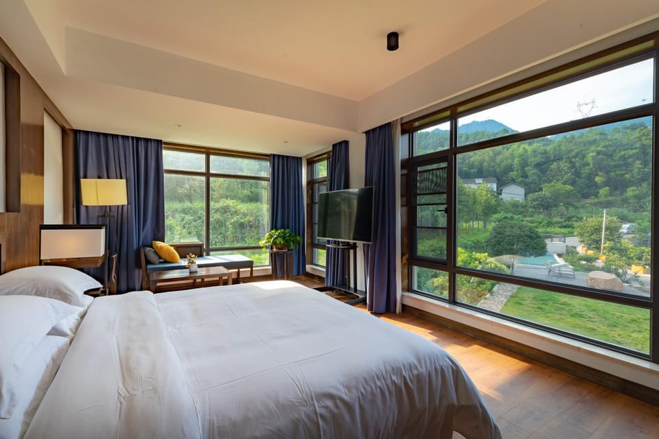 Photo of the whole room, Garden view, Mountain view