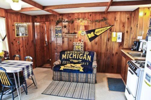 Cabin #2 - M Den cabin Cabin in Carp Lake
