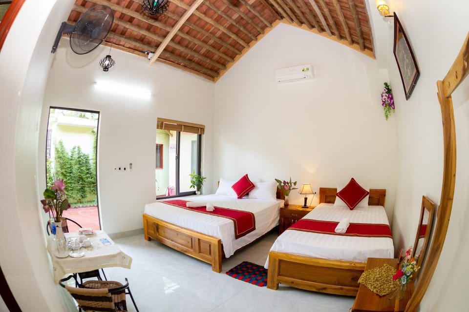 Bed, Living room, Photo of the whole room, Seating area, Bedroom