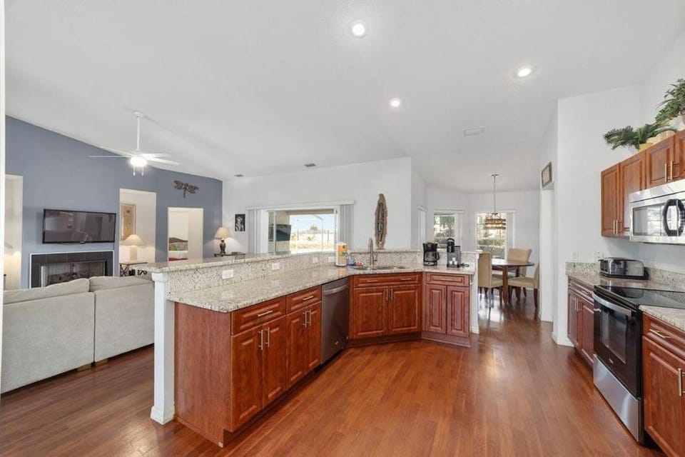 Bursting with Sunshine Pool Home S & G home House in Hernando
