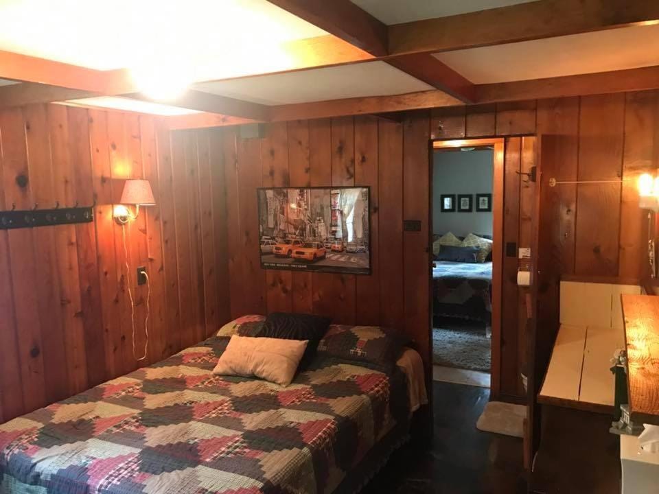 Cabin #5 - Times Square Cabin in Carp Lake