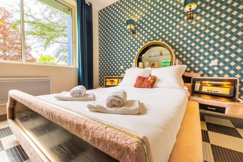 Bed, Night, Photo of the whole room, Bedroom, Garden view
