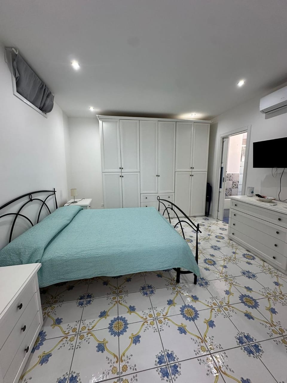 Bed, TV and multimedia, Photo of the whole room, Bedroom, wardrobe, air conditioner