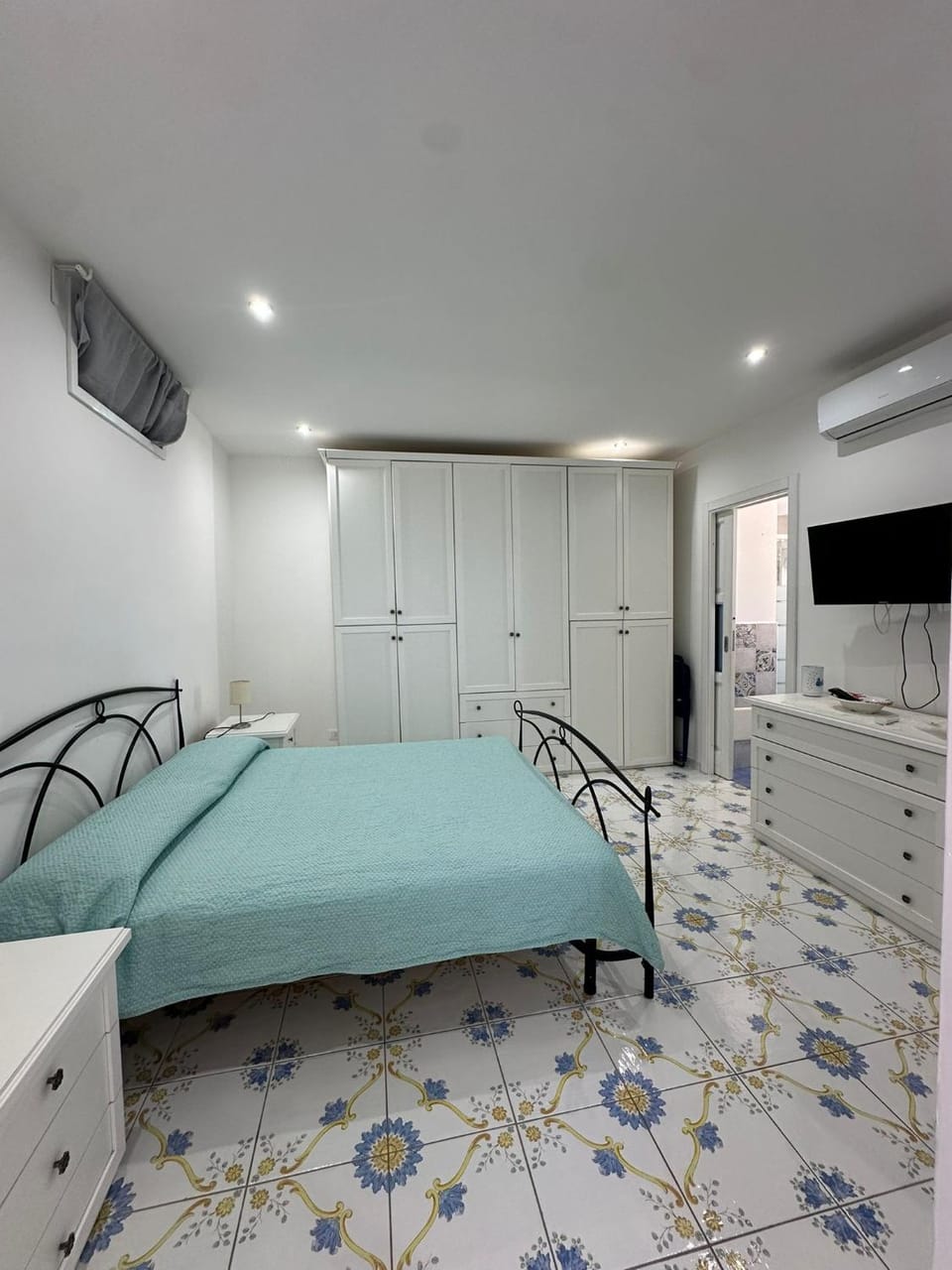 Bed, TV and multimedia, Photo of the whole room, Bedroom, wardrobe