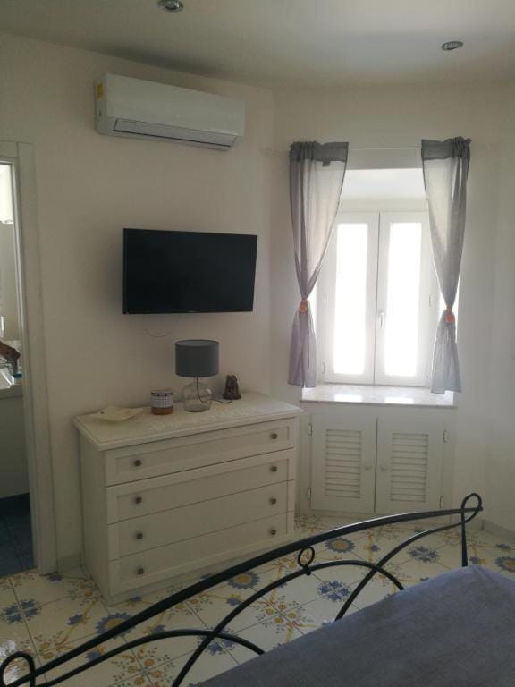Bed, TV and multimedia, Photo of the whole room, Bedroom, air conditioner