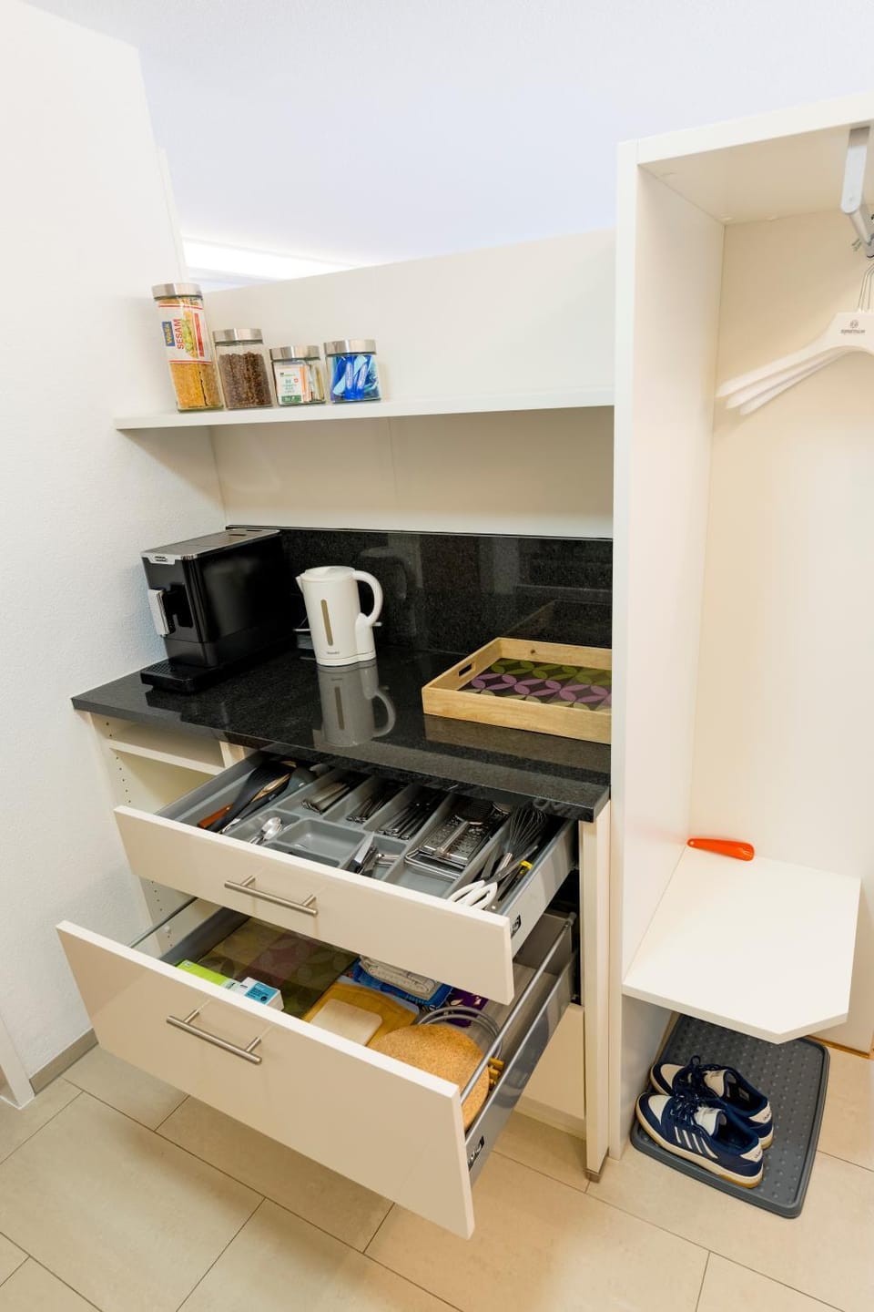 Coffee/tea facilities, Kitchen or kitchenette