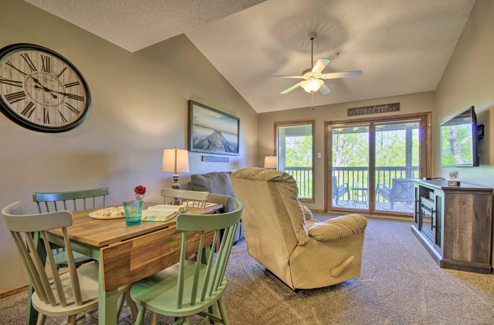 Cozy Branson Getaway ~ 2 Mi to Silver Dollar City! House in Table Rock Lake