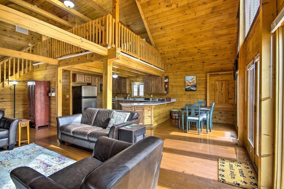 Cozy Winter Retreat: Great Location & Pet Friendly House in Shenandoah Valley