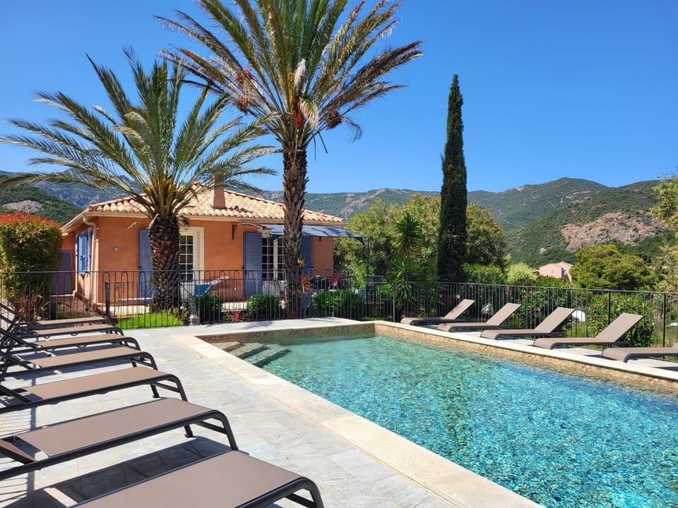 Swimming pool, sunbed