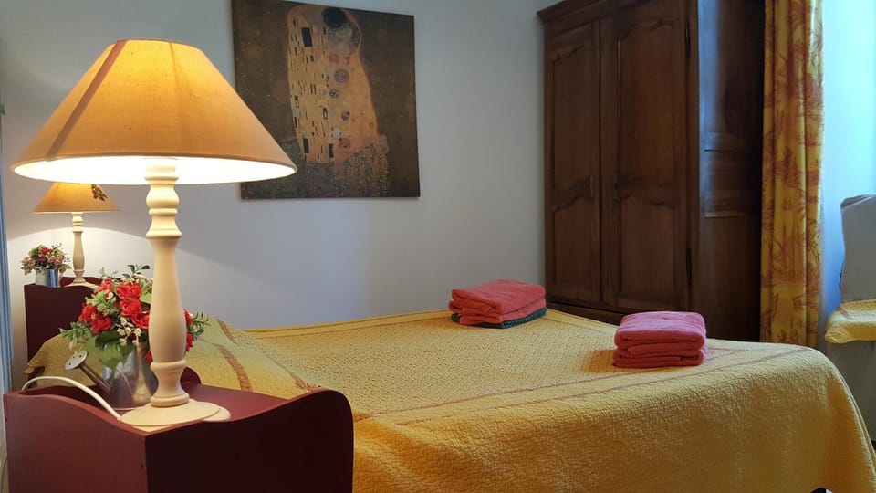 Bed, Bathroom, Photo of the whole room, Bedroom