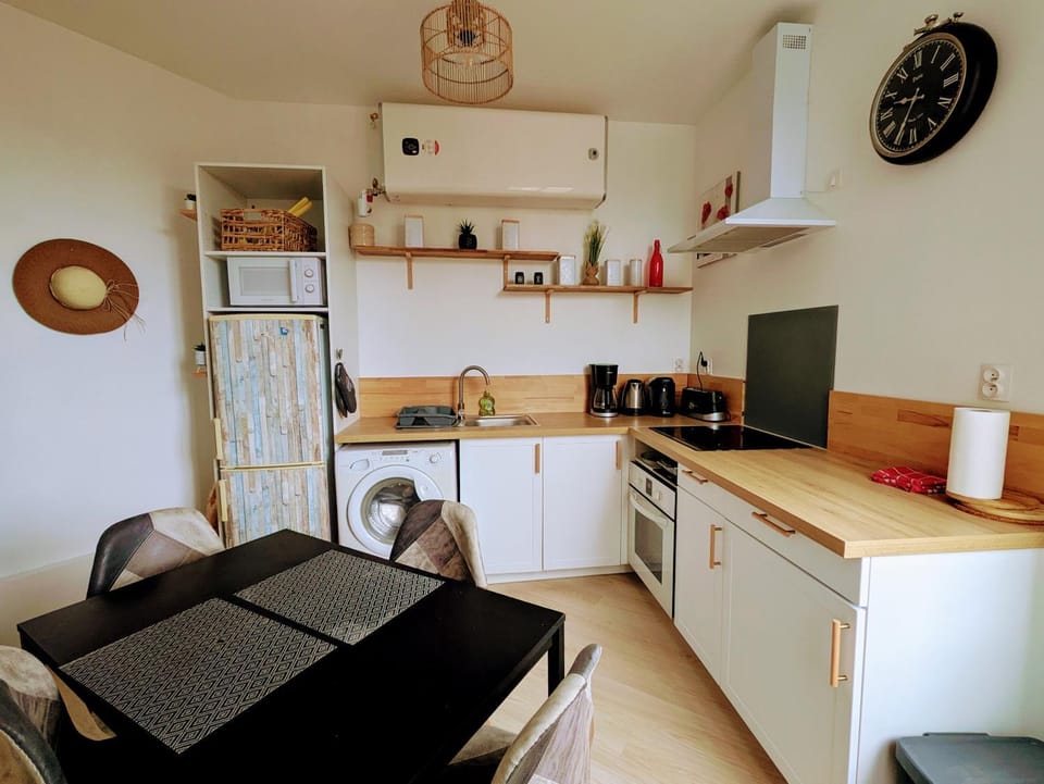 Coffee/tea facilities, Kitchen or kitchenette, Dining area, oven, stove, toaster