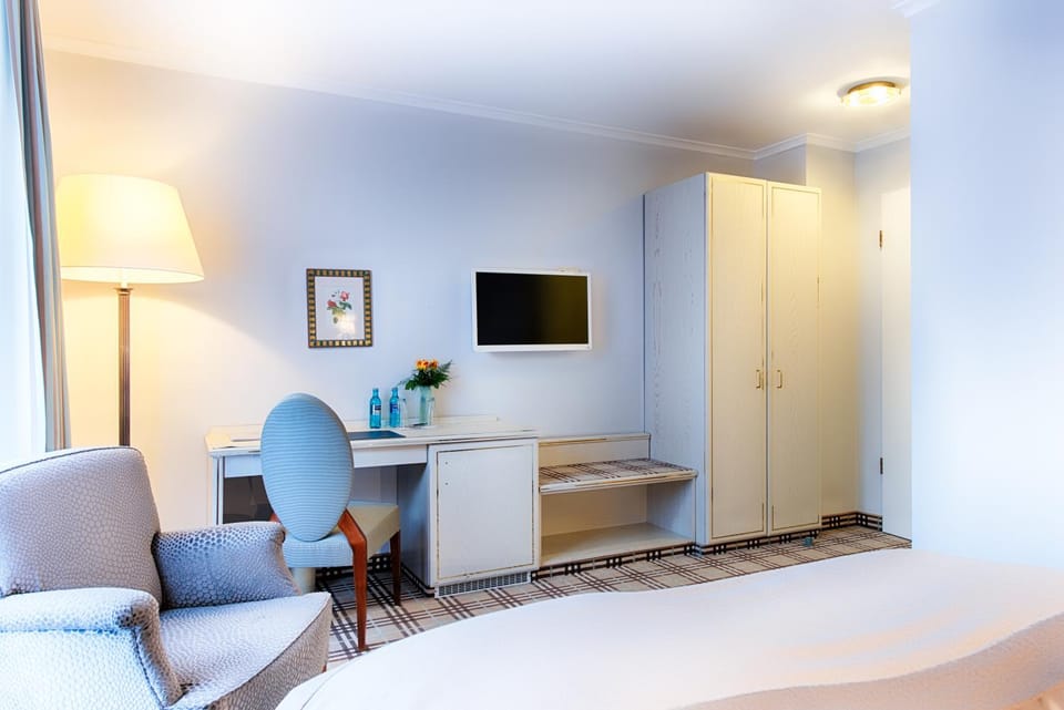 Photo of the whole room, Bedroom, wardrobe