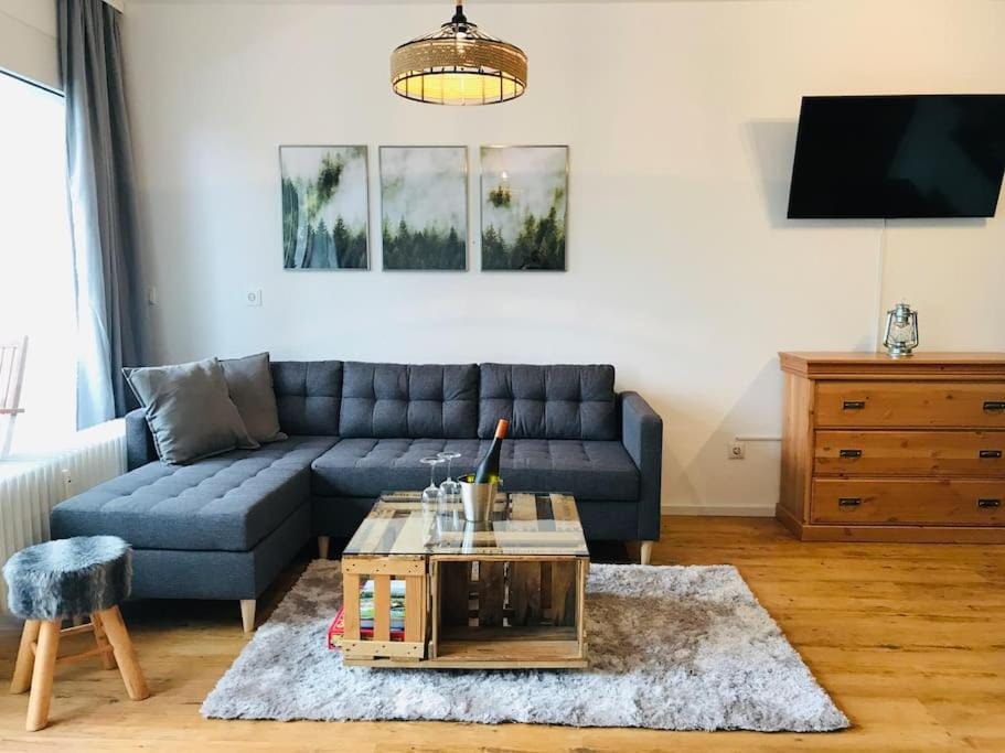 TV and multimedia, Living room, Seating area, Evening entertainment