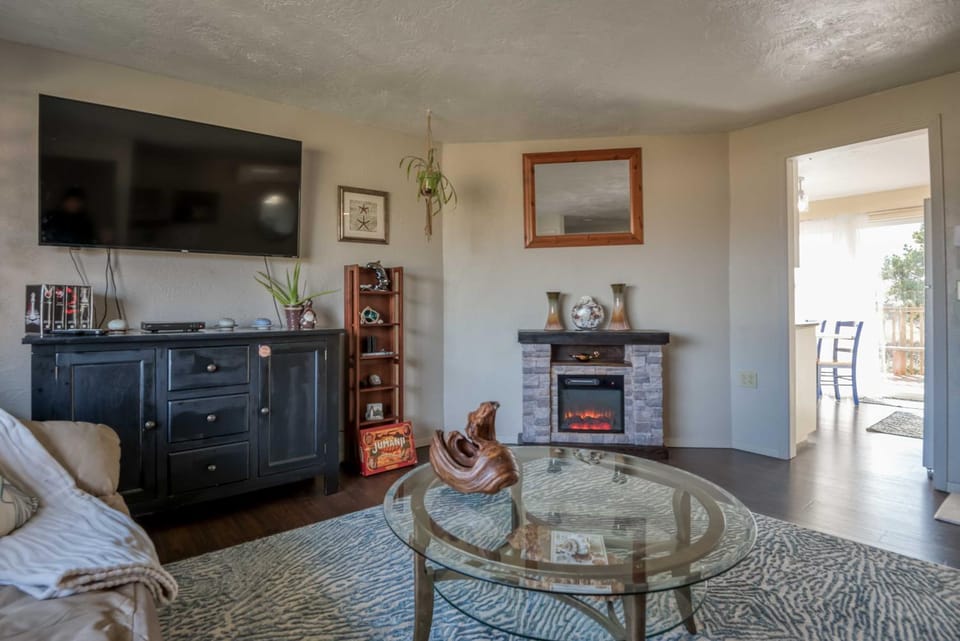 Shore Delight Waldport Home and Deck, Walk to Beach House in Waldport