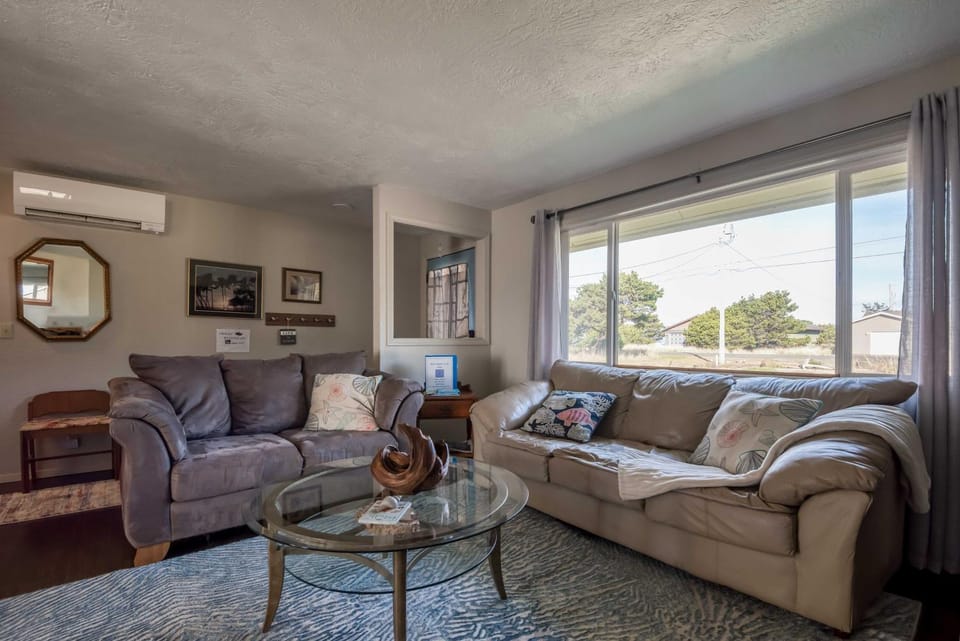 Shore Delight Waldport Home and Deck, Walk to Beach House in Waldport