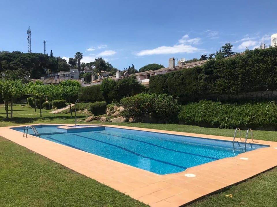 Casita blanca con fibra óptica y piscina cominutaria House in Selva