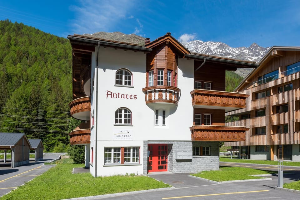 Property building, Facade/entrance