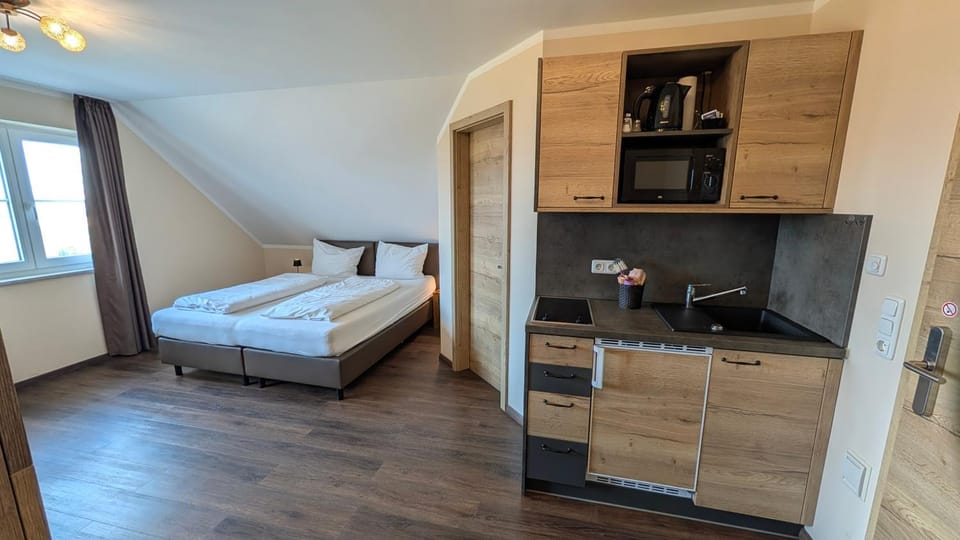 Bed, Kitchen or kitchenette, Photo of the whole room, Bedroom