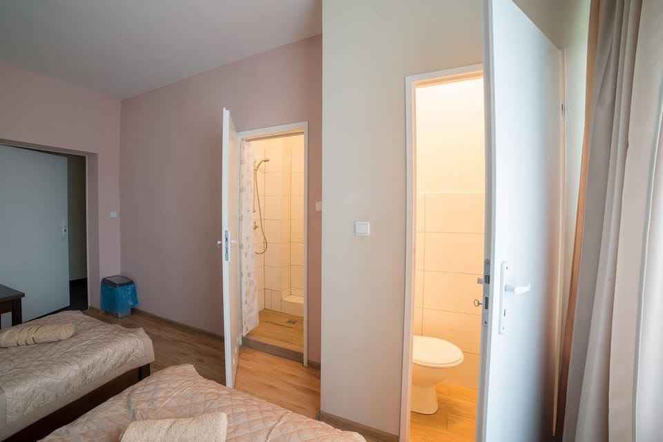 Shower, Toilet, Bed, Bathroom