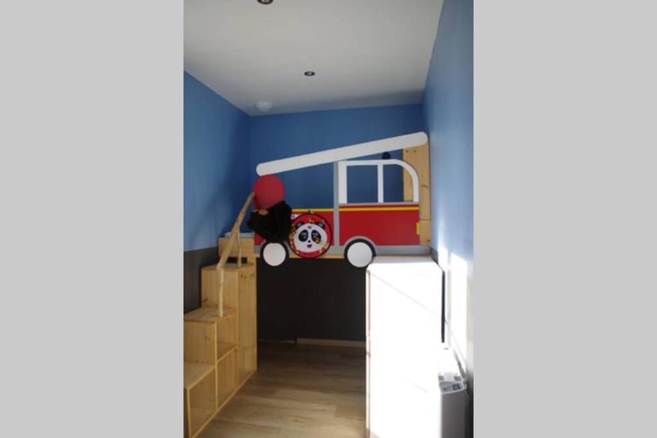 Bedroom, cot