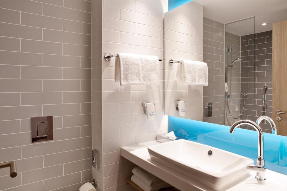 Shower, Bathroom, Bath, towels