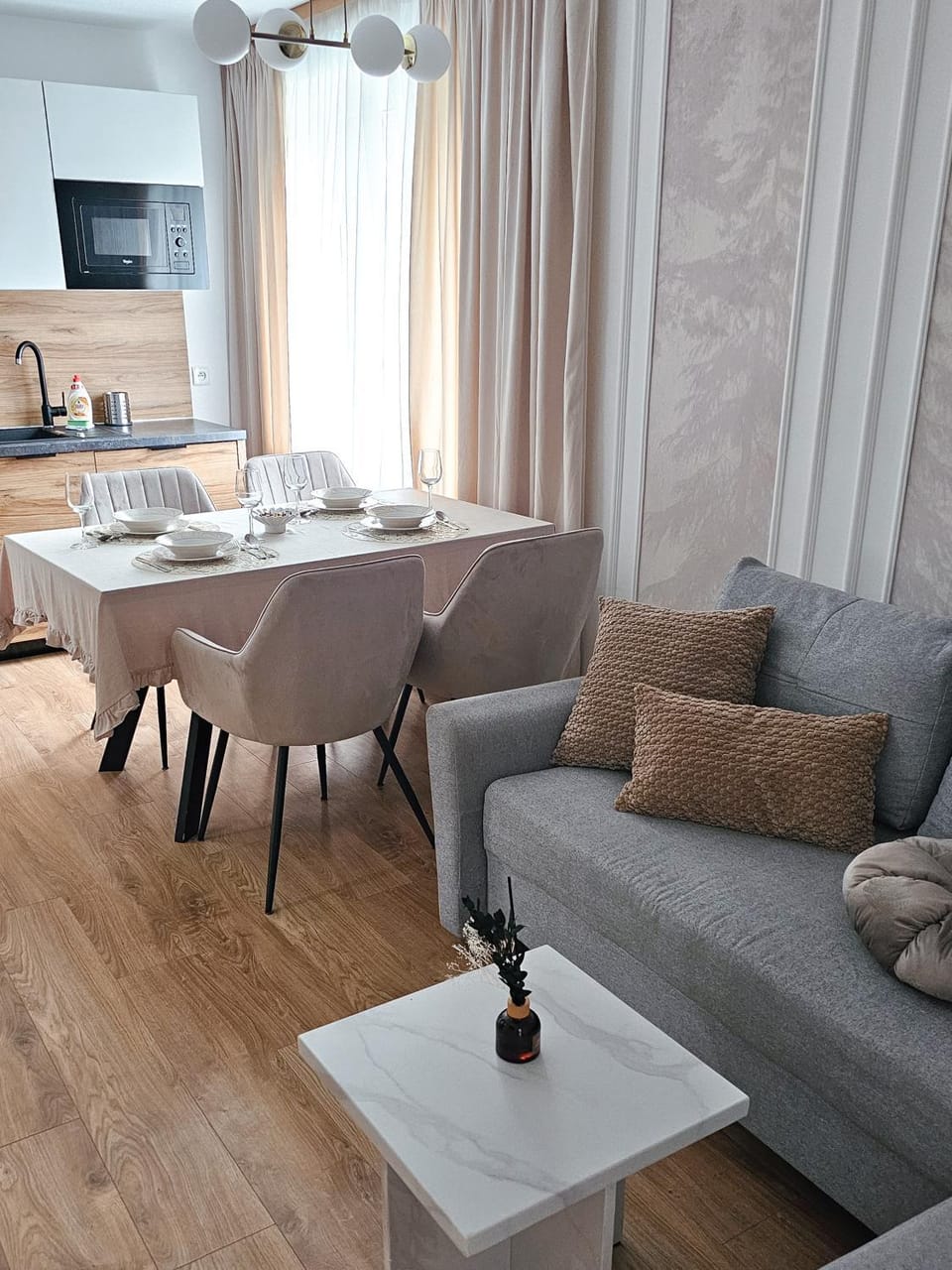TV and multimedia, Kitchen or kitchenette, Living room, Seating area, Dining area