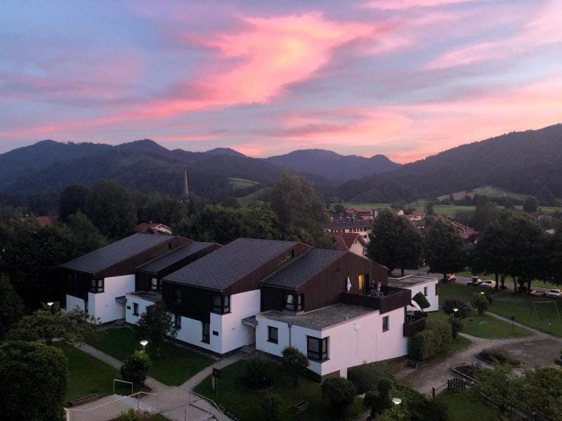 Maurers Schlierseetraum 1 hochwertige Erdgeschosswohnung mit allen Raffinessen erfreut sich auch Urlauber idealerweise für Paar mit Kindern geeignet und Vierbeiner Dank des tollen Zauns auf der Terrasse stylisch und edel von der Ausstattung mit 64 qm Apartment in Schliersee