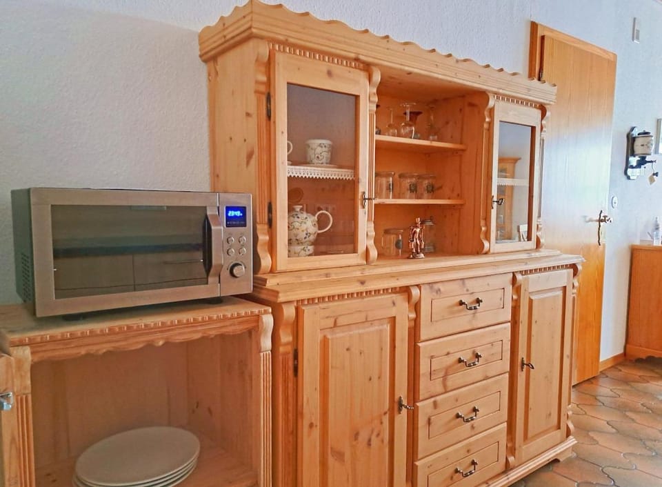 Kitchen or kitchenette, microwave, kitchen