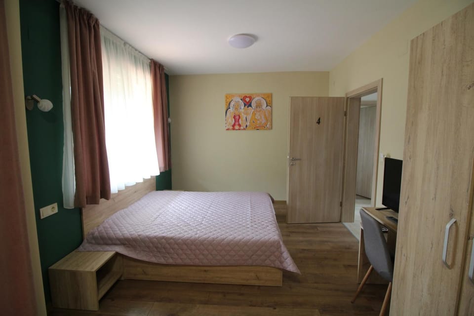 Къща за гости Перуника Bed and Breakfast in Bulgaria
