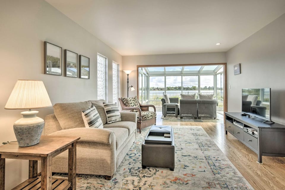 Ideally Located San Francisco Bay Home w/ Sunroom! House in Alameda