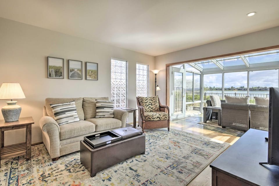 Ideally Located San Francisco Bay Home w/ Sunroom! House in Alameda