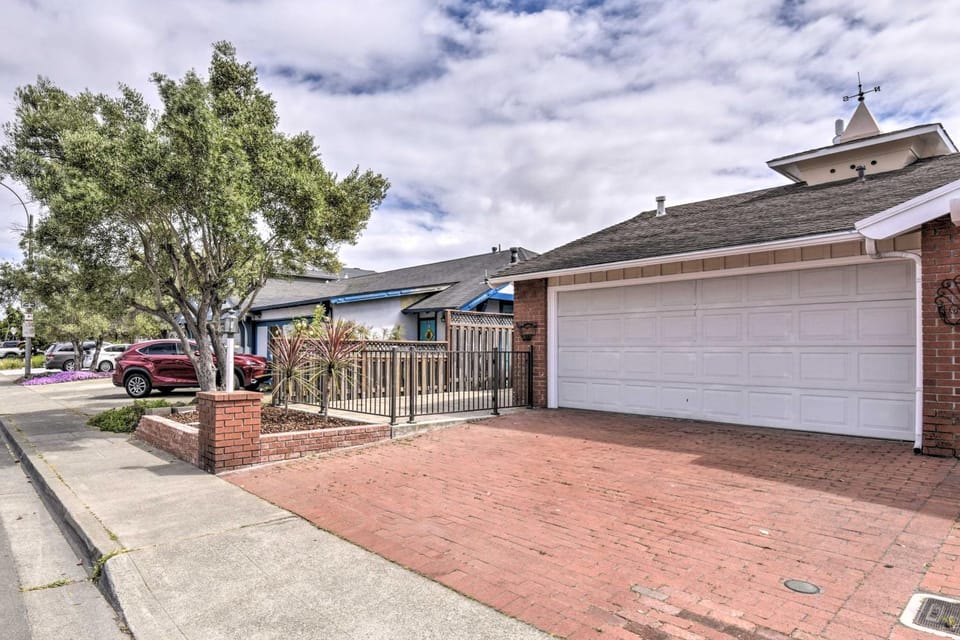 Ideally Located San Francisco Bay Home w/ Sunroom! House in Alameda