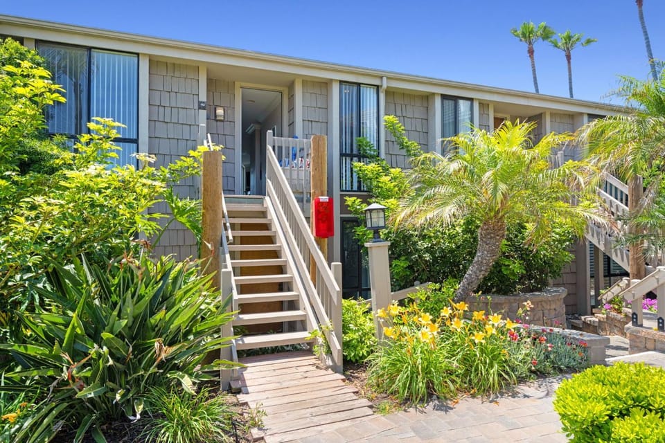 D18 - Bradley Beachfront House in Oceanside