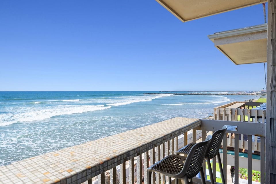 D18 - Bradley Beachfront House in Oceanside