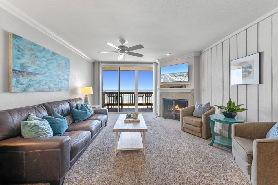 D18 - Bradley Beachfront House in Oceanside