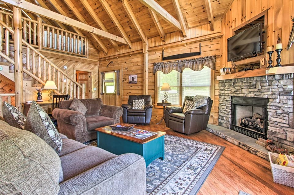Idyllic Sevierville Cabin: Deck + Smoky Mtn View! Cabin in Sevier County