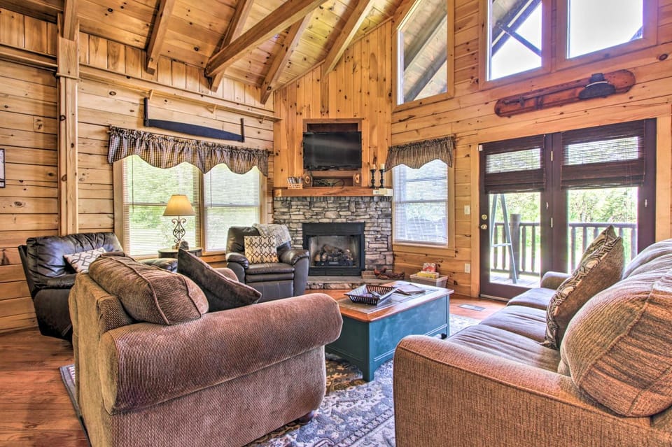 Idyllic Sevierville Cabin: Deck + Smoky Mtn View! Cabin in Sevier County