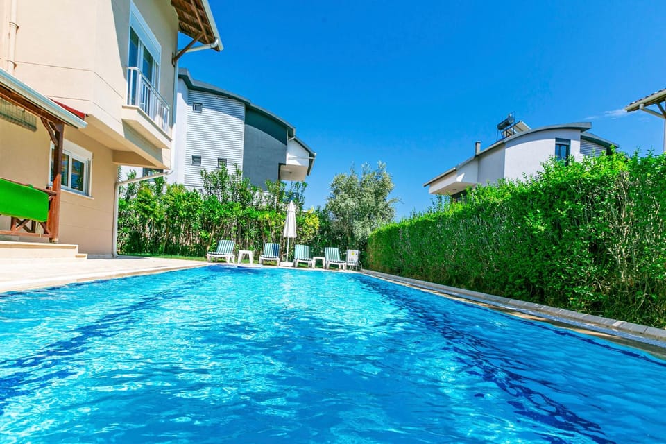 Property building, Day, Pool view, Swimming pool, sunbed