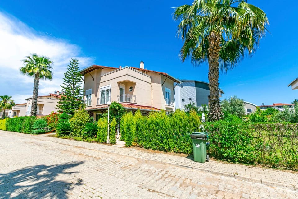Property building, Spring, Day, Neighbourhood, Garden, Garden view, Street view