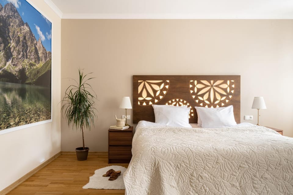 Communal lounge/ TV room, Bed, TV and multimedia, Living room, Photo of the whole room, Evening entertainment, Bedroom