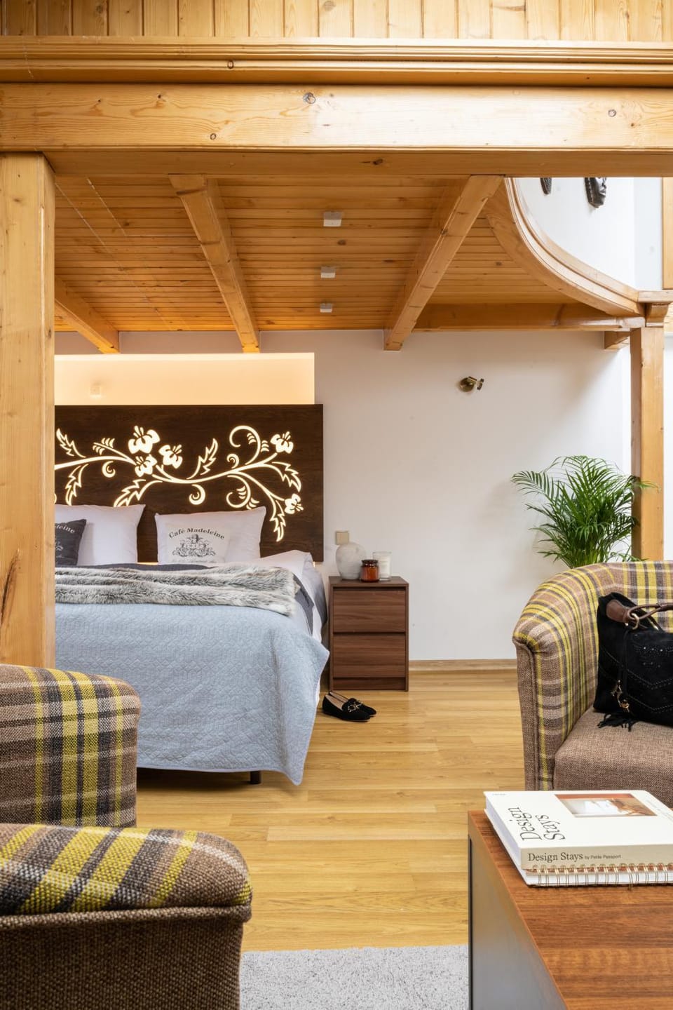 Bed, Living room, Photo of the whole room, Seating area, Bedroom